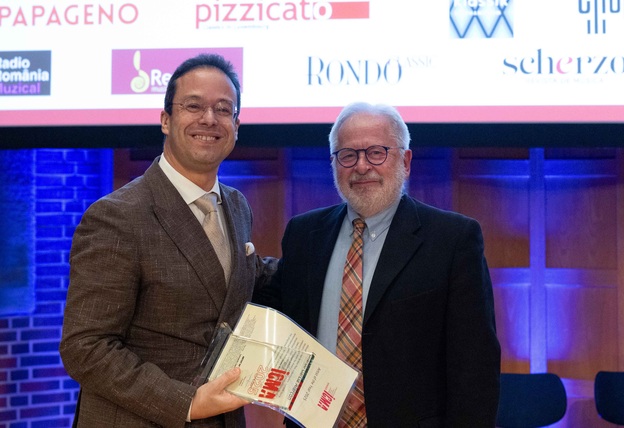 Leonardo García Alarcón recibe el Premio ICMA al Artista del Año de manos de Luis Suñén, autor de esta entrevista